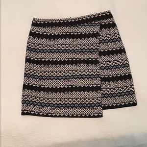 Black/white/blue LOFT “skort look alike” skirt